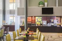 La Quinta Inn & Suites by Wyndham Univ Area Chapel Hill - 朝食
