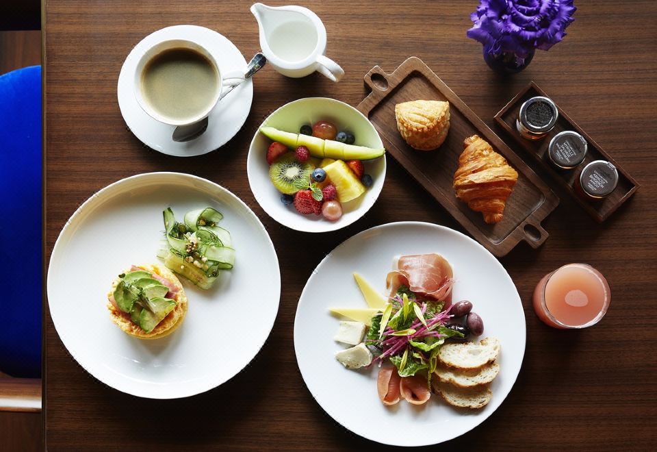 더 도쿄 에디션 도라노몬의 세련된 실내 모습