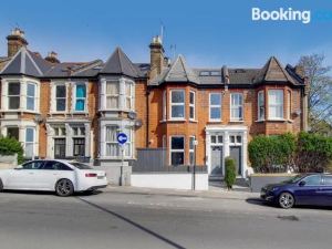 Captivating 2-Bed Apartment in North London