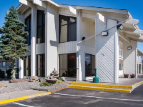 Motel 6 Madras, or Hotels in Madras