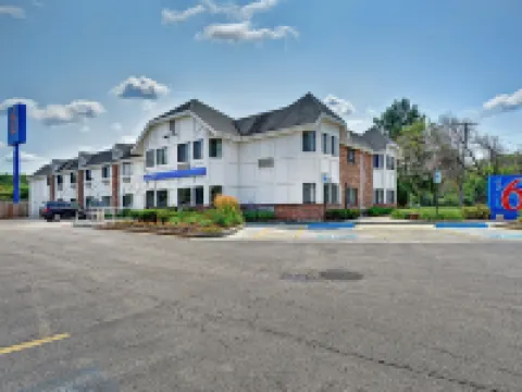 Motel 6 Glenview, IL - Chicago North Hotels in Glenview