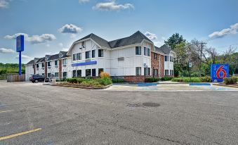 Motel 6 Glenview, IL - Chicago North