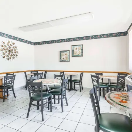 Super 8 by Wyndham Ogallala