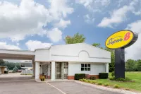Super 8 by Wyndham Stevensville/St. Joseph Hotels in Lincoln Charter Township