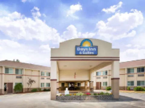 Days Inn & Suites by Wyndham Bridgeport - Clarksburg Hotels in Clarksburg