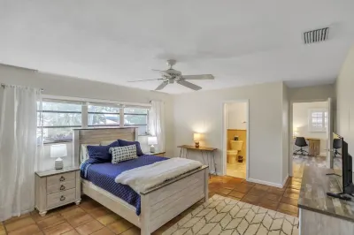 Miabella of Hollywood 3 Bedroom Home by RedAwning