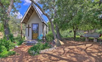 Cozy Texas Retreat with Patio, Grill and Fire Pit!