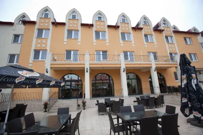 Hotel Maxim Các khách sạn gần The Neolog Synagogue Zion