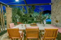 Villa Zeza - the Ultimate Family Villa - غرفة مطلة على الجبل