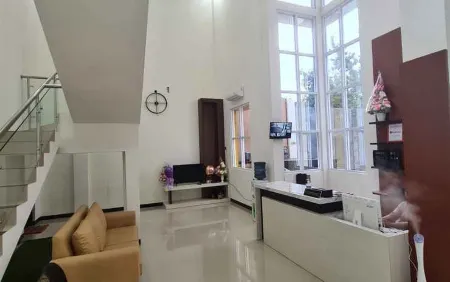 Kenz Hotel Purwokerto Отели в г. Banyumas Regency