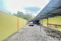Sion Homestay Mitra RedDoorz Near Terminal Kertajaya Mojokerto Hotels in Mojoanyar