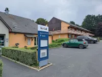 Kyriad Honfleur - la RIVIÈRE Saint Sauveur - parking