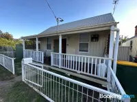 Charming 3 Bedroom Workers Accommodation Отели в г. Графтон
