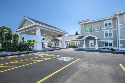 Holiday Inn Express & Suites IRON MOUNTAIN by IHG - parking
