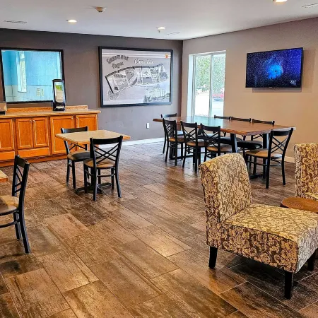 Super 8 by Wyndham Cloverdale IN