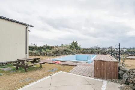 Jeju Hoomini Pension Отели рядом с достопримечательностью «Dolgeobugi Suseok Bakmulkwan»