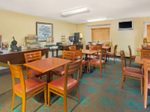 Microtel Inn & Suites by Wyndham Atlanta Airport Hotels in College Park