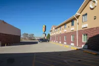 Super 8 by Wyndham Gallup - Motels
