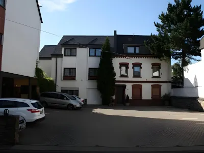 Hotel-Restaurant Weinhaus Zum schwarzen Bären Hotels in der Nähe von DeBeukelaer Factory Outlet Mülheim-Kärlich