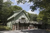 Lil Black Bear Inn Hotels in Brown County