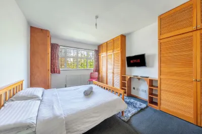 5- Bed Gem in Barnet, Short Let Luxury Awaits