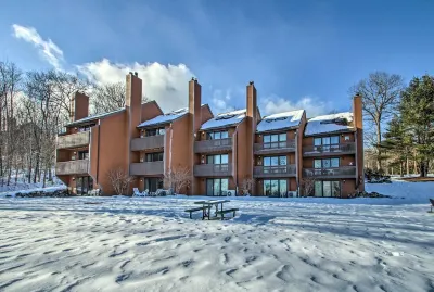 Ski Condo w/ Pool, Close to Story Land & Attitash! Hotels in Glen