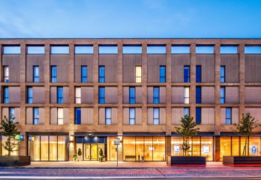 홀리데이 인 익스프레스 엑셀 호텔의 편안한 침대와 객실 전경