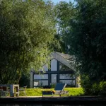 Waterlodge Reidhintsje Hotels in Terherne