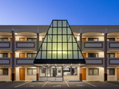Travelodge by Wyndham Manhasset Hotels in North Hempstead