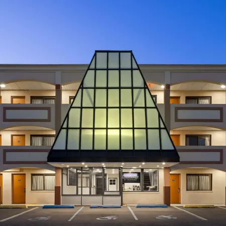 Travelodge by Wyndham Manhasset