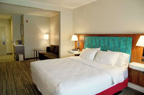 Hampton Inn & Suites Cathedral City - พร้อมWifi