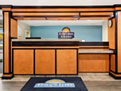 Days Inn & Suites by Wyndham Warren Hotels in Warren
