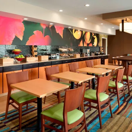 Fairfield Inn & Suites Hartford Manchester Отели рядом с достопримечательностью «Арена «XL-центр»»
