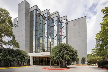 Embassy Suites by Hilton Atlanta Perimeter Center Отели рядом с достопримечательностью «Периметр Молл»