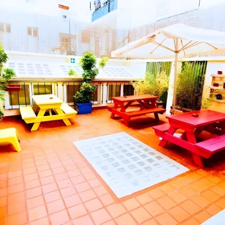 Purple Nest Hostel Отели рядом с достопримечательностью «Башни Серранос»