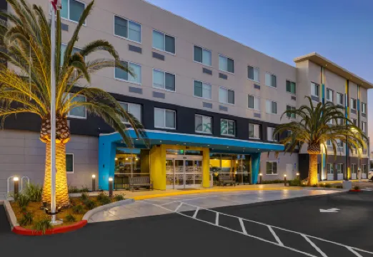 Tru by Hilton Lathrop