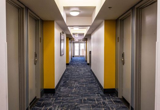 컴포트 인 & 스위트 니어 유니버셜