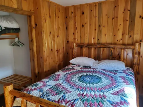 L Diamond E Guest Cabin #2. Rural Luxury close to everything.