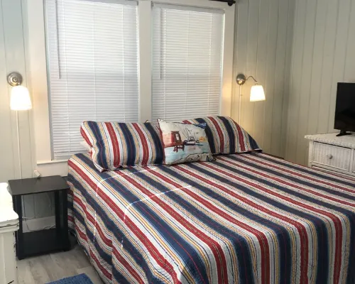 The Crab Shack! hot tub, 10 min to beach & base. newly renovated Hotels in Stump Sound