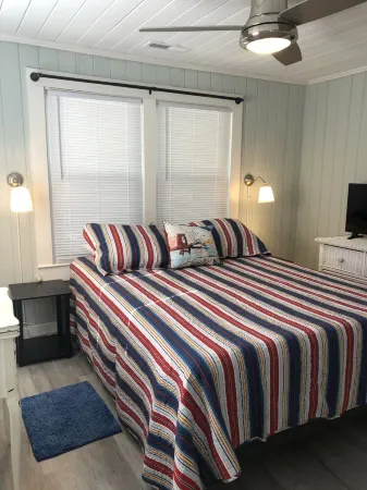 The Crab Shack! hot tub, 10 min to beach & base. newly renovated