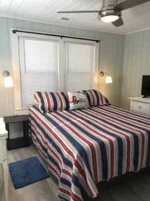 The Crab Shack! hot tub, 10 min to beach & base. newly renovated