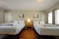 3 min to beach ~ 2 bed ~ pool ~ free parking