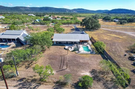 Moon River/Fenced Pool, Close to Golf and Frio, Volleyball, No Bunks, FREE FRIO Отели в г. Конкан