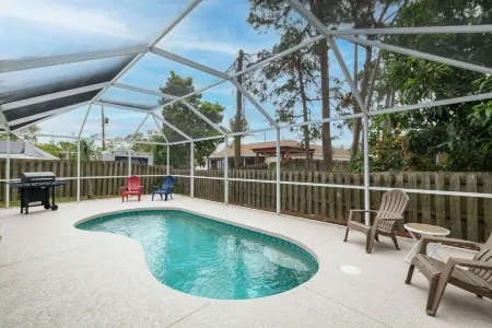 Mini-Put-Put Green 3 Bedroom Home with a Pool by Downtown and Beaches