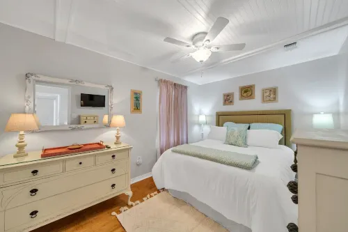 Booking Fall Beach Cottage and Private Pool 1 Blk to Henderson 3 Blks to Beach