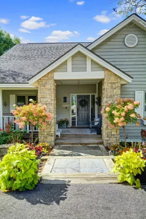 Beautiful 6bdrm, 6 bath, firepit, WIFI, Air Hockey, walking distance to pool