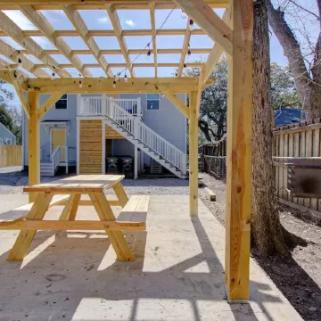 Fabulous Retreat! Centrally Located. Quiet & Cozy! Sleeps 4. Hi Sp Wifi & More.