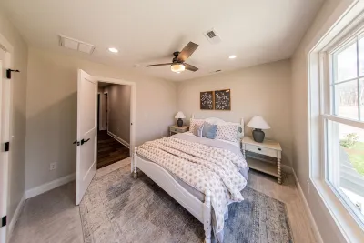 KY Lakeview townhome in upscale community, minutes from dining & activities.