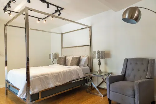 Villa La Verde -Remodeled 4BR Villa, Pool & Guesthouse in Los Angeles