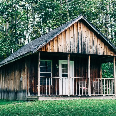 600 Sq. ft Cabin with King Size Bed - Quiet Location, Close to Skiing